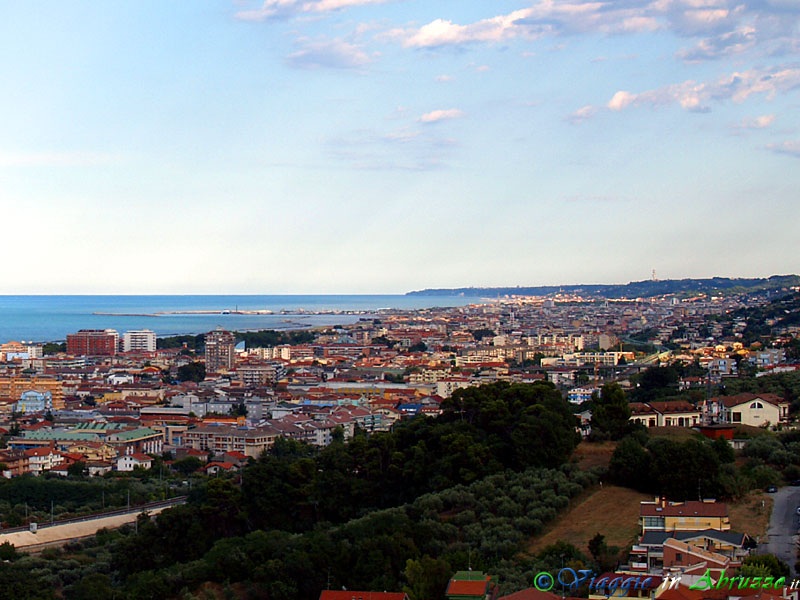 01-P7236542+.jpg - 01-P7236542+.jpg - Panorama della città di Pescara, la più grande e popolosa d'Abruzzo.