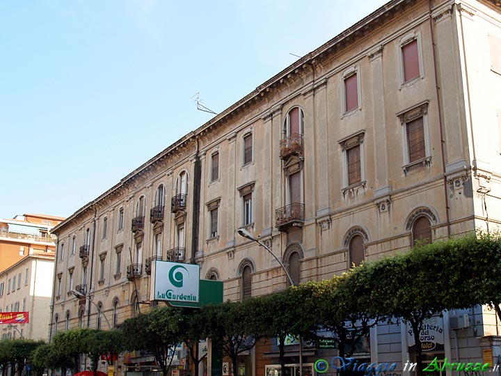 19-P7154753+.jpg - 19-P7154753+.jpg - Un bel palazzo lungo Corso Vittorio Emanuele II.