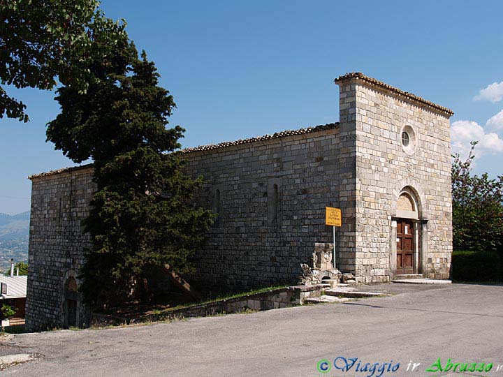 20-P6140895+.jpg - 20-P6140895+.jpg - L'antica chiesa di S. Maria Assunta della Blasiana (XII sec.), Monumento Nazionale, situata nella vicina frazione di Pescosansonesco Nuovo.