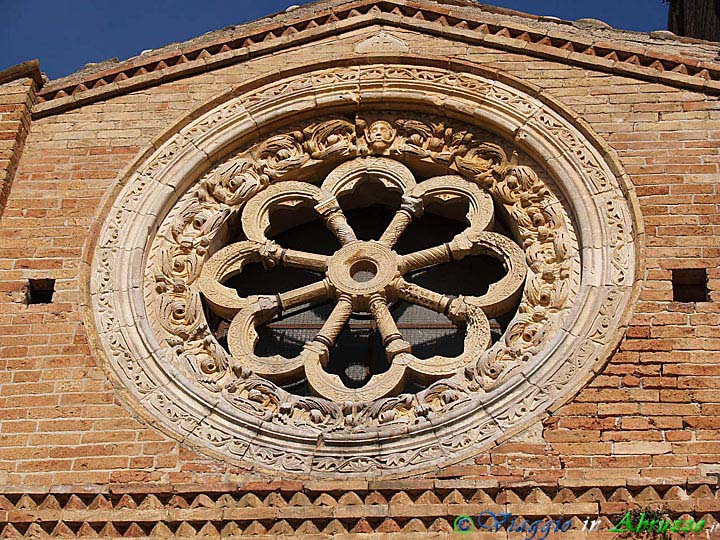 12-P3312991+.jpg - 12-P3312991+.jpg - Il rosone sulla facciata della basilica di Santa Maria Maggiore (XII sec.).