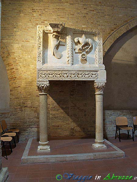 17-P3312963+.jpg - 17-P3312963+.jpg - Il celebre ambone (1180) del maestro Acuto, custodito nella basilica di S. Maria Maggiore (XII sec.).