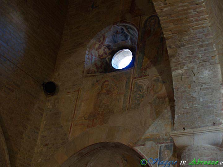 19-P3312975+.jpg - 19-P3312975+.jpg - Affreschi nella basilica di Santa Maria Maggiore (XII sec.).