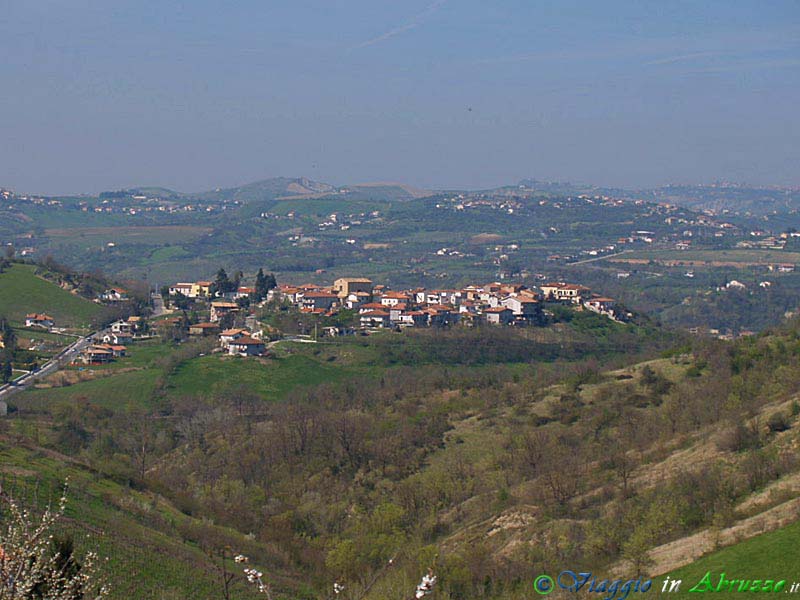 02-P4083943+.jpg - 02-P4083943+.jpg - Panorama della vicina frazione di Piccianello.