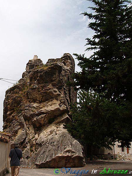 03-P6221907+.jpg - 03-P6221907+.jpg - Il monumentale sperone roccioso "Pietra di Castello", che caratterizza la parte alta del borgo.