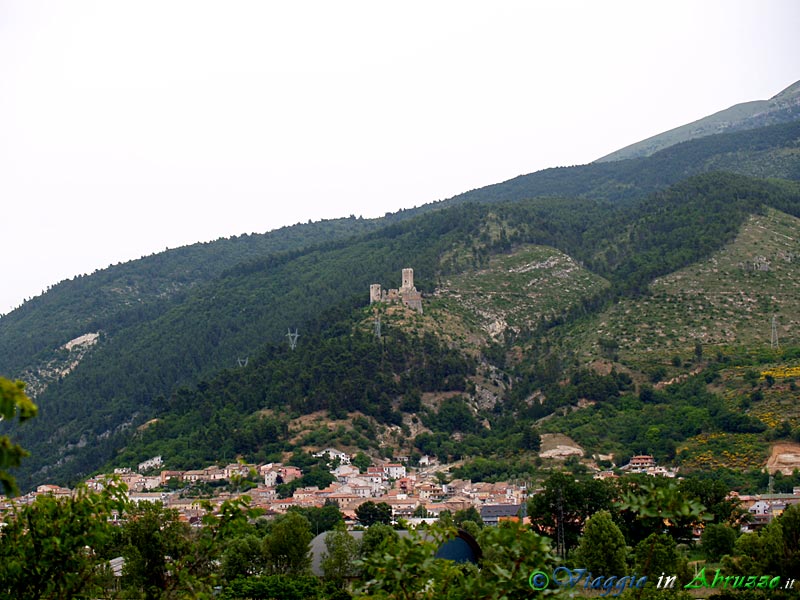 01-P6181642+.jpg - 01-P6181642+.jpg - Panorama della cittadina termale di Popoli, dominata dalle rovine dell'antico castello medievale.