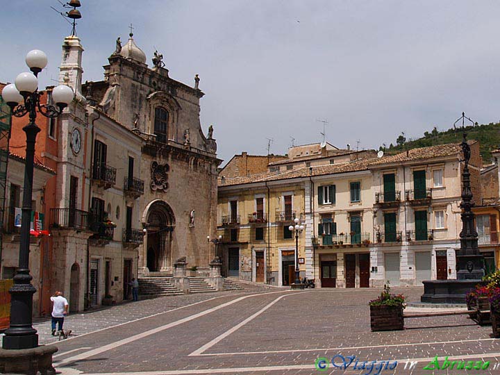04-P6181581+.jpg - 04-P6181581+.jpg - Piazza della Libertà, con l'antica chiesa di S. Francesco (XIII sec.).