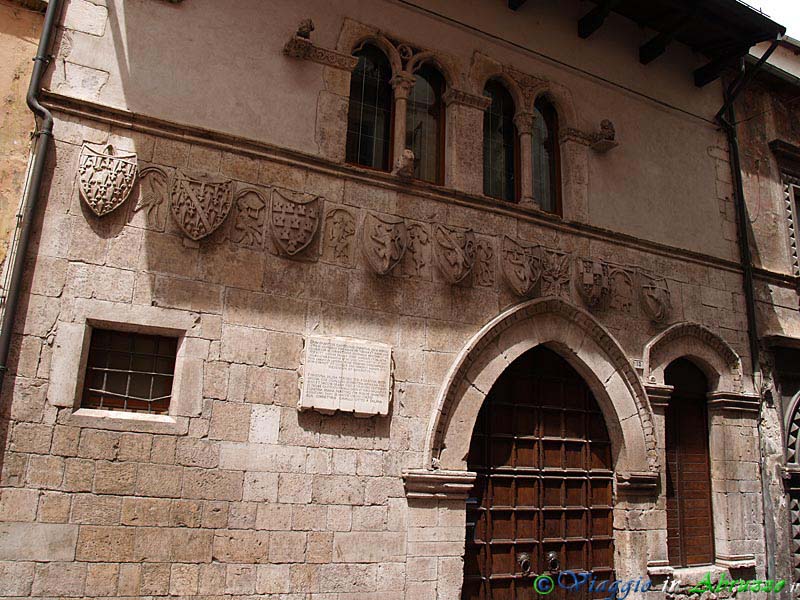 05-P6181565+.jpg - 05-P6181565+.jpg - La medievale "Taverna Ducale" (XIV sec.), con gli otto scudi sanniti  e bassorilievi decorativi che ornano la facciata.