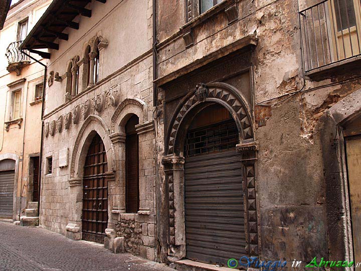 12-P6181529+.jpg - 12-P6181529+.jpg - La medievale "Taverna Ducale" (XIV sec.), con gli otto scudi sanniti   e bassorilievi decorativi che ornano la facciata.