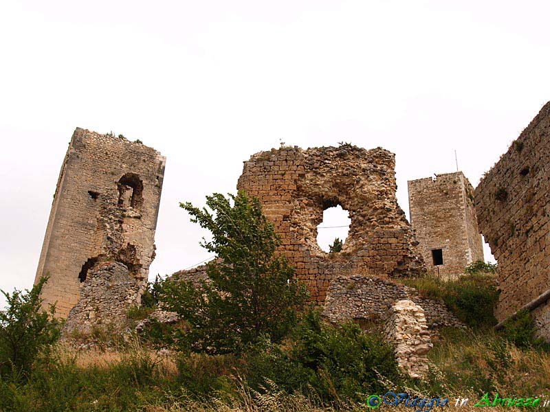 30-P6181611+.jpg - 30-P6181611+.jpg - Le rovine del castello medievale (X sec.).