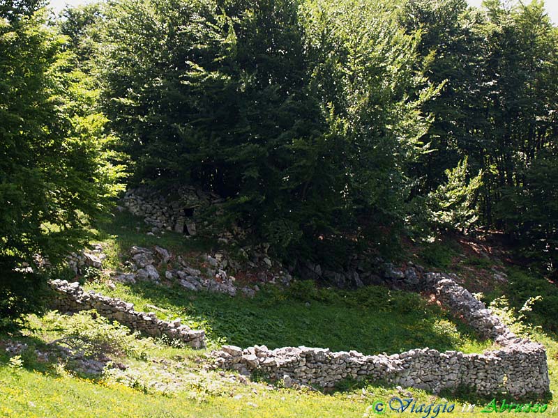 13-P5280196+.jpg - 13-P5280196+.jpg - Caratteristica capanna di pietre a secco con stazzo, in località Colle   della Civita, sulle pendici della Majella.