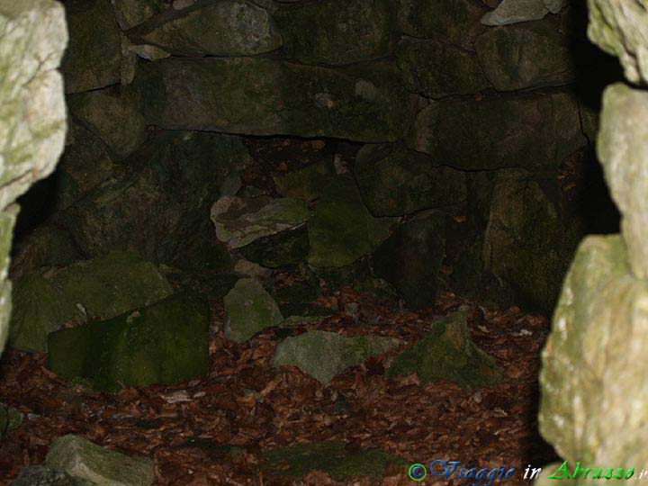 15-P5280205+.jpg - 15-P5280205+.jpg - L'interno di una capanna di pietra a secco, sulle pendici della Majella.