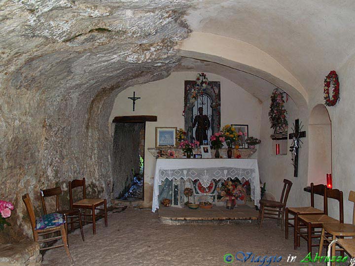 18-P5279988+.jpg - 18-P5279988+.jpg - La piccola cappella dell'eremo di S. Bartolomeo in Legio (XIII sec.).
