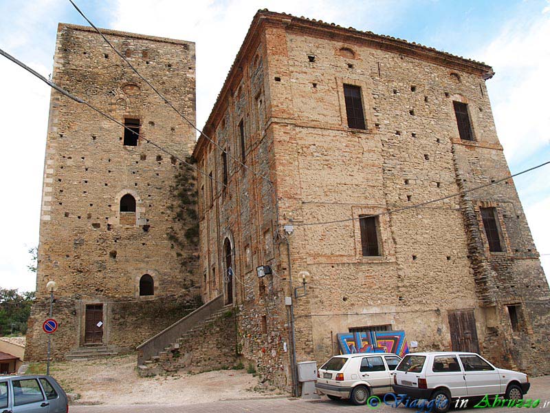 04-P8076605+.jpg - 04-P8076605+.jpg - Il torrione medievale e il Palazzo Di Felice di Casale.