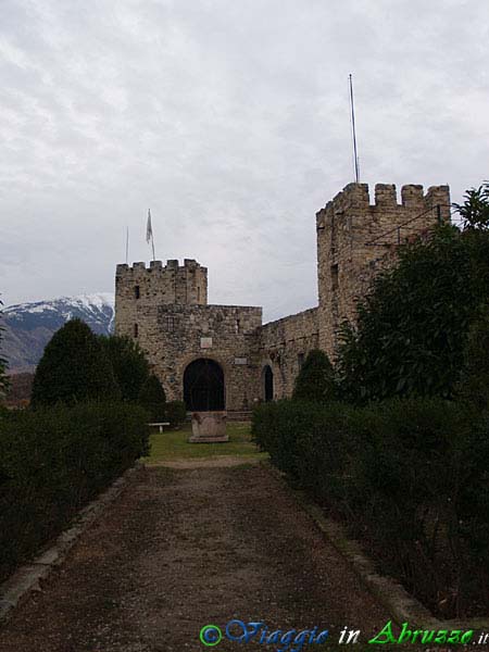18-PC104596+.jpg - 18-PC104596+.jpg - Il castello medievale "Genova" (X sec.), nell'antico borgo disabitato di Salle   Vecchia (XI sec.).