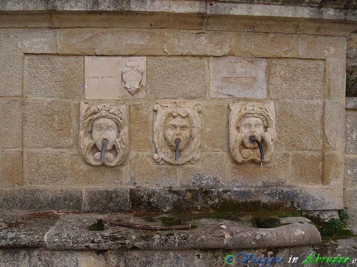 20-PC104592+.jpg - 20-PC104592+.jpg - L'antica fontana ( XVI sec.) nel borgo medievale abbandonato di Salle Vecchia.