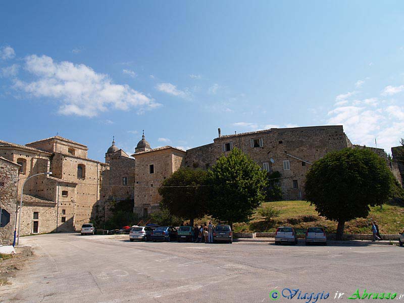 04-P7093207+.jpg - 04-P7093207+.jpg - La chiesa parrocchiale e il castello   Farnese.