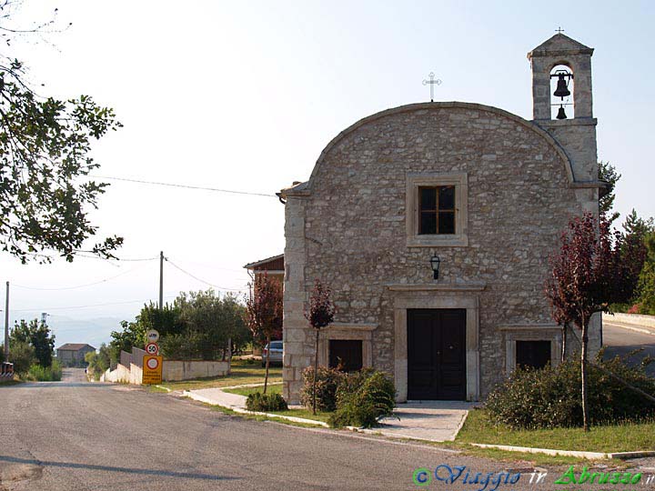 15-P7093867+.jpg - 15-P7093867+.jpg - La piccola cappella rurale della Madonna   della Croce, situata lungo l'antico tratturo Centurelle-Montesecco.