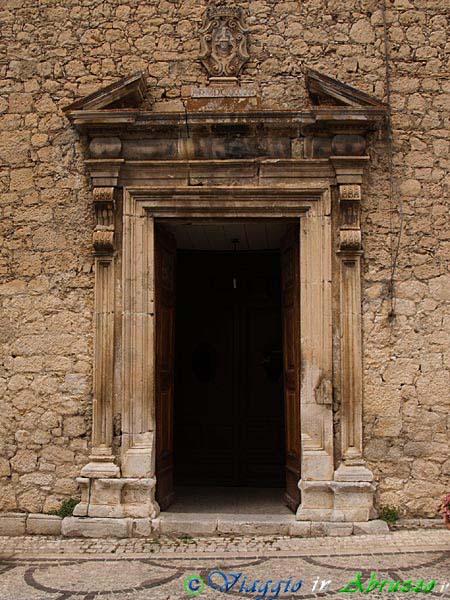 08-P7093555+.jpg - 08-P7093555+.jpg - Il portale della chiesa di S. Bartolomeo Apostolo.