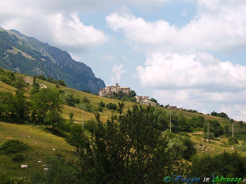 16-P7093470+.jpg - 16-P7093470+.jpg - La suggestiva frazione di Roccacaramanico (o "Rocchetta", 1.080 m. slm.), borgo medievale situato ai piedi delle faggete del Morrone.