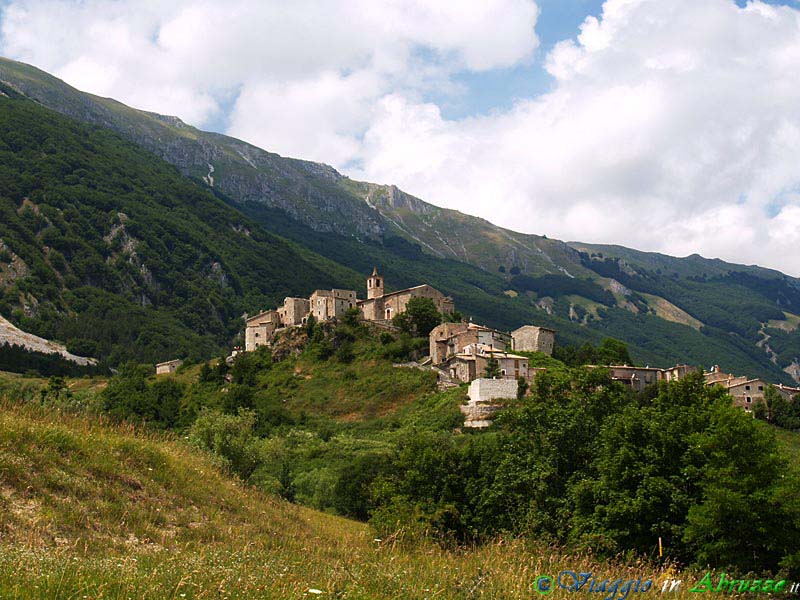 17-P7093320+.jpg - 17-P7093320+.jpg - La suggestiva frazione di Roccacaramanico (o "Rocchetta", 1.080 m. slm.), borgo medievale situato ai piedi delle faggete del Morrone.