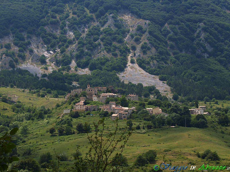 18-P7093473+.jpg - 18-P7093473+.jpg - La suggestiva frazione di Roccacaramanico (o "Rocchetta", 1.080 m. slm.), borgo medievale situato ai piedi delle faggete del Morrone.