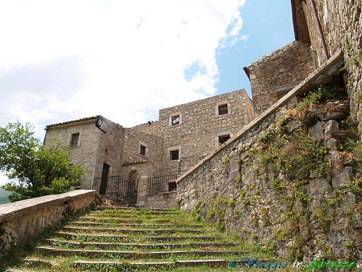 19-P7093355+.jpg - 19-P7093355+.jpg - Il suggestivo borgo medievale di Roccacaramanico (o   "Rocchetta", 1.080 m. slm.).