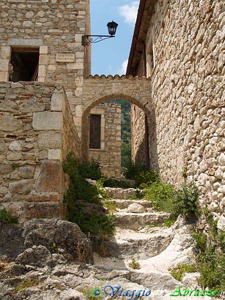 23-P7093356+.jpg - 23-P7093356+.jpg - I resti del castello medievale dell'antico borgo di   Roccacaramanico (o "Rocchetta"), frazione di Sant'Eufemia a Majella.