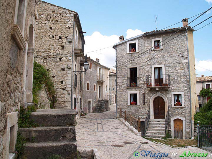 25-P7093334+.jpg - 25-P7093334+.jpg - Il suggestivo borgo medievale di Roccacaramanico (o   "Rocchetta", 1.080 m. slm.).