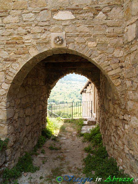 26-P7093386+.jpg - 26-P7093386+.jpg - I resti del castello medievale dell'antico borgo di   Roccacaramanico (o "Rocchetta"), frazione di Sant'Eufemia a Majella.