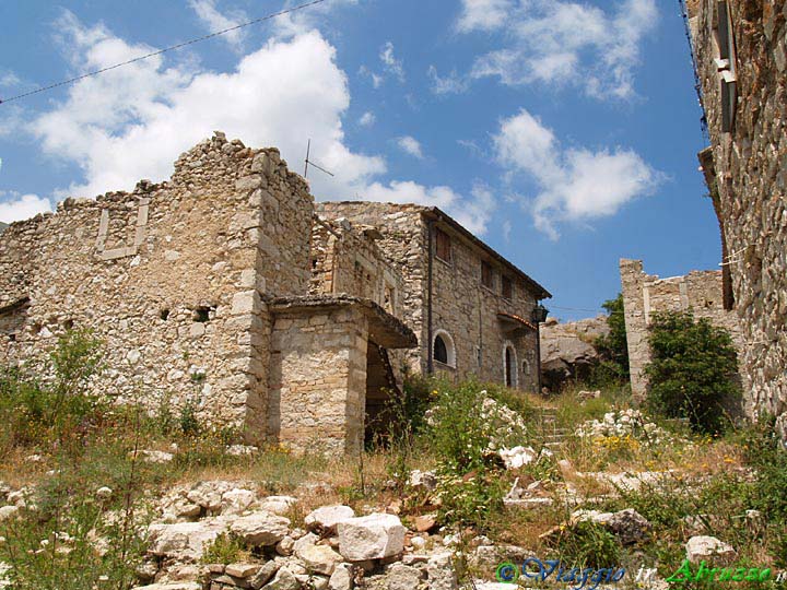 27-P7093360+.jpg - 27-P7093360+.jpg - Il borgo medievale di Roccacaramanico, frazione di Sant'Eufemia a Majella.