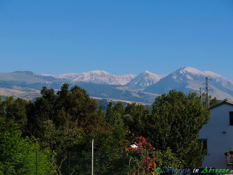 08-P7185705+.jpg - 08-P7185705+.jpg - Panorama dei monti del vicino massiccio della Majella (2.795 m.).