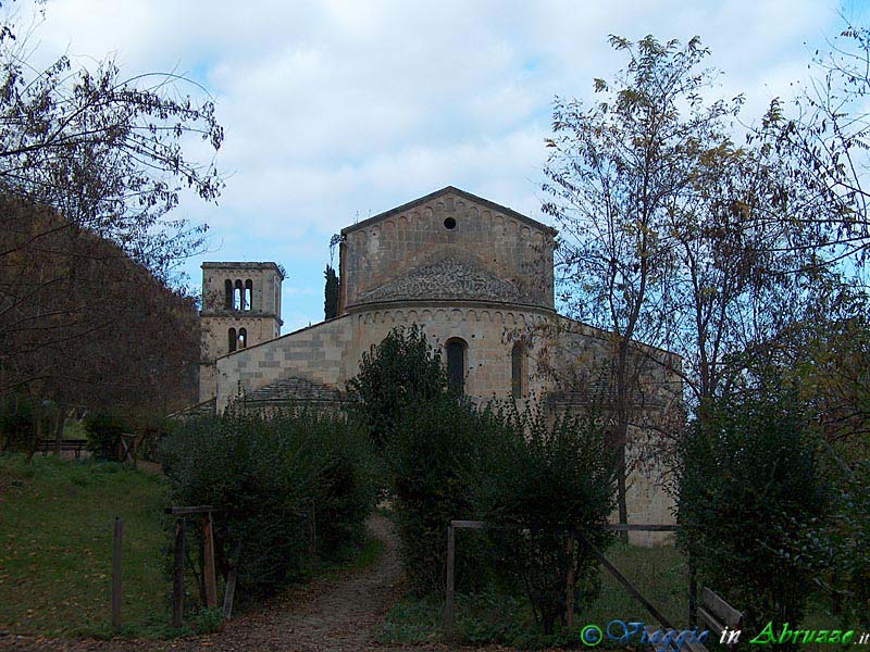 15-HPIM5623+.jpg - 15-HPIM5623+.jpg - L'abbazia benedettina di S. Liberatore a Majella (IX-XI sec.).