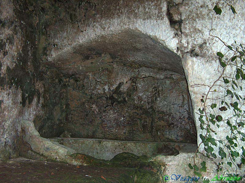 17-HPIM5602+.jpg - 17-HPIM5602+.jpg - Tombe rupestri, risalenti probabilmente ad un periodo tra l'VIII e  il IX secolo, nei pressi dell'abbazia di S. Liberatore a Majella.