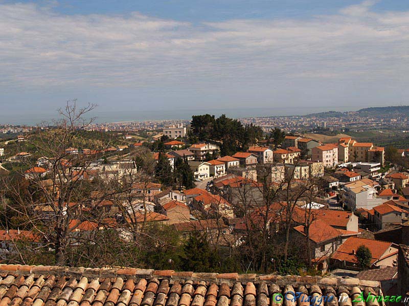 15-P3312827+.jpg - 15-P3312827+.jpg - Panorama dalla cittadina. Sullo sfondo il mare Adriatico.