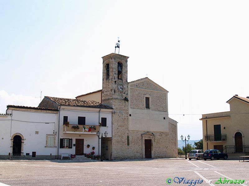 04-P7134335+.jpg - 04-P7134335+.jpg - La chiesa parrocchiale di S. Stefano, nella piazza del piccolo centro abitato.