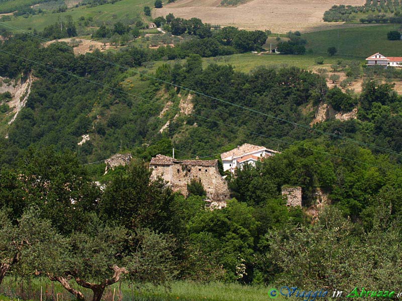 02-P5259441+.jpg - 02-P5259441+.jpg - Panorama dell'antico borgo,quasi completamente abbandonato, di Vicoli vecchio.