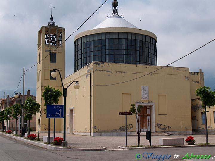 03-P5259478+.jpg - 03-P5259478+.jpg - La chiesa parrocchiale nel nuovo centro abitato di Vicoli.