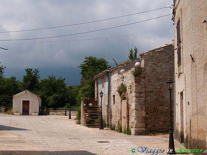 07-P5259451+.jpg - 07-P5259451+.jpg - L'antico borgo semiabbandonato di Vicoli Vecchio.