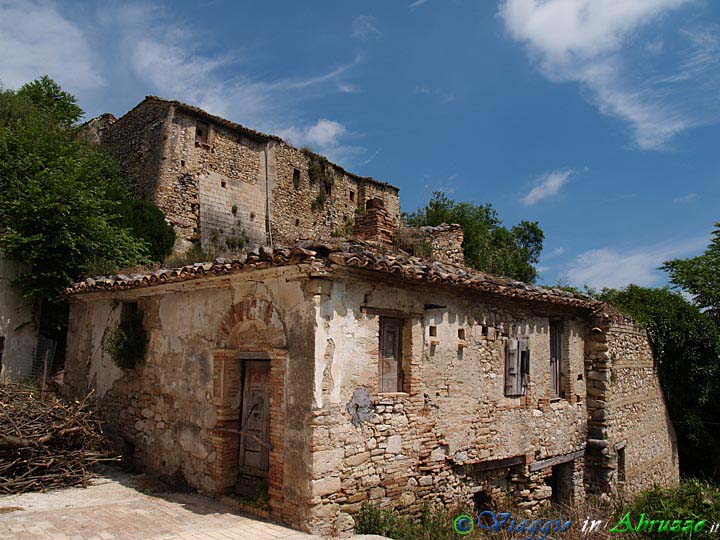 10-P5259447+.jpg - 10-P5259447+.jpg - L'antico borgo semiabbandonato di Vicoli Vecchio.
