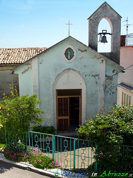 10-P5167637+.jpg - 10-P5167637+.jpg - Una minuscola chiesa del borgo montano.