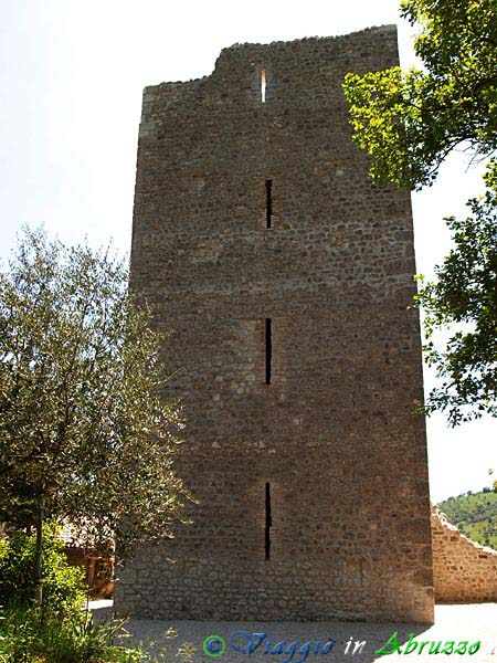 15-P5167654+.jpg - 15-P5167654+.jpg - La torre di avvistamento dell'antichissima abbazia   cistercense di S. Maria di Casanova (1191), prima chiesa cistercense in Abruzzo.