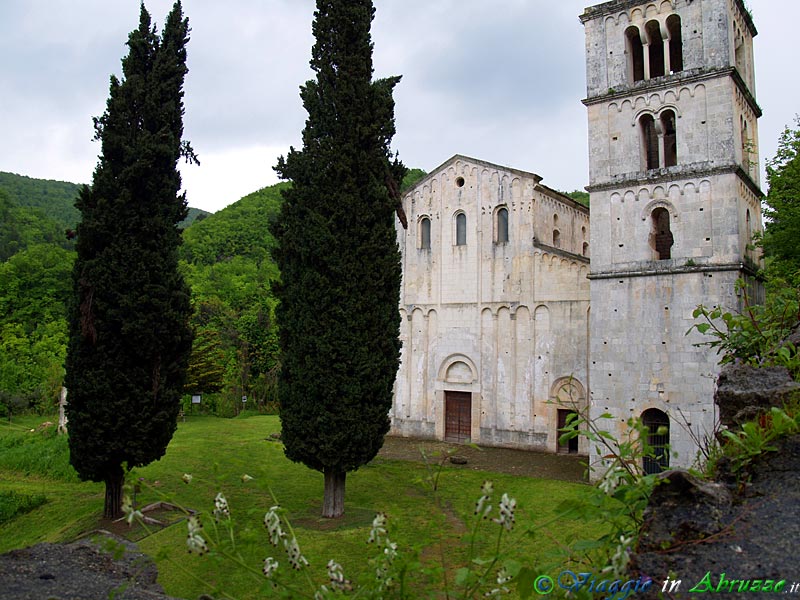09-P5038494+.jpg - 09-P5038494+.jpg - Serramonacesca: la storica abbazia di S. Liberatore a Majella (IX sec.).