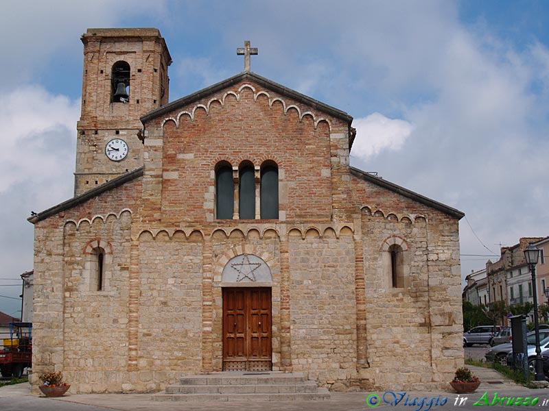13-P5259333+.jpg - 13-P5259333+.jpg - Civitaquana: l'antica chiesa romanica di S. Maria delle Grazie (XII sec.), Monumento Nazionale.
