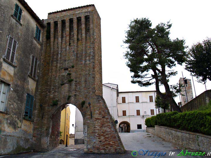 03-P5025620+.jpg - 03-P5025620+.jpg - La "Porta da Mare" (XIV-XV sec.), una delle due porte di accesso all'antico borgo.