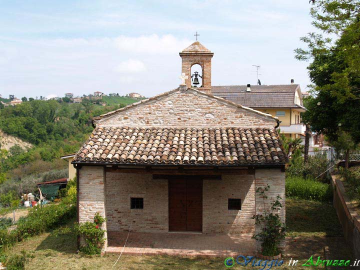 04-P5025571+.jpg - 04-P5025571+.jpg - La chiesa di S. Rocco, ai margini del centro abitato.
