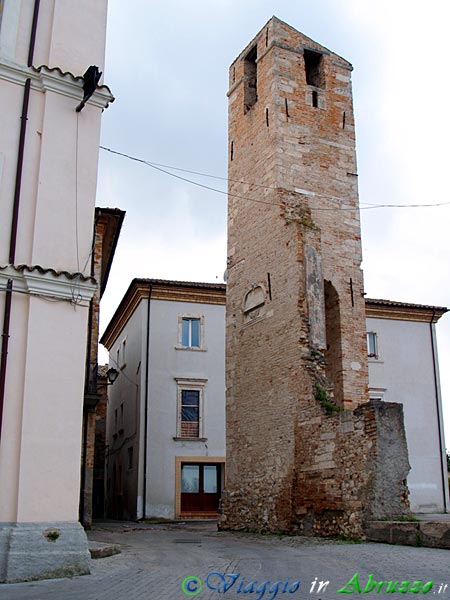 05-P5025601+.jpg - 05-P5025601+.jpg - La torre campanaria dell'antica chiesa parrocchiale (XII sec.), distrutta dal terremoto del 1703.