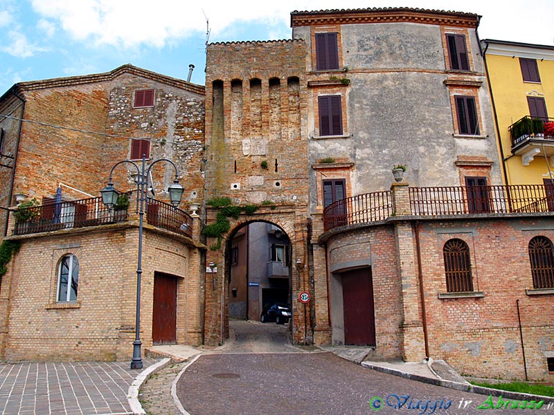 06-P5025645+.jpg - 06-P5025645+.jpg - La scenografica "Porta da Monte" (XVI sec.), una delle due porte di accesso all'antico borgo.