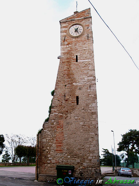 08-P5025597+.jpg - 08-P5025597+.jpg - La torre campanaria dell'antica chiesa parrocchiale (XII sec.), distrutta dal terremoto del 1703.