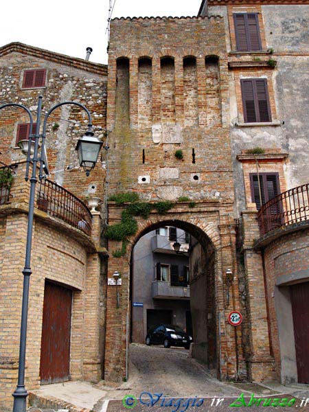 12-P5025646+.jpg - 12-P5025646+.jpg - La "Porta da Monte" (XVI sec.), una delle due antiche porte di accesso al borgo.