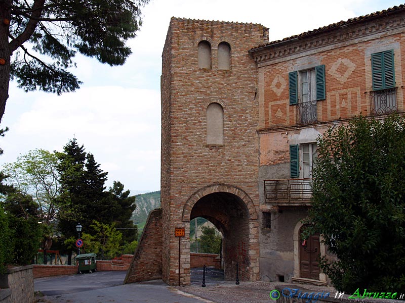 13-P5025608+.jpg - 13-P5025608+.jpg - La "Porta da Mare" (XIV-XV sec.), una delle due porte dell'antico borgo.